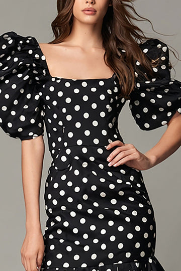 Noir et blanc Robe courte à pois en satin à col carré avec volants